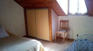 chambre 2 personne avec lit bébé dans location pyrenees