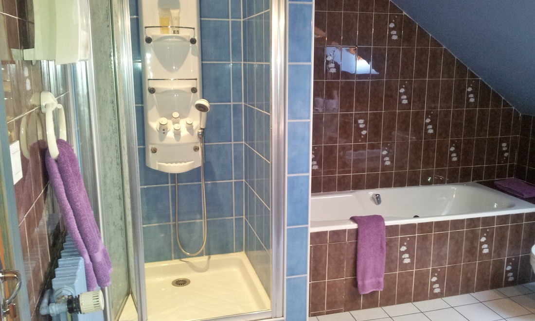 salle de bain et baignoire dans maison de vacances a luz
